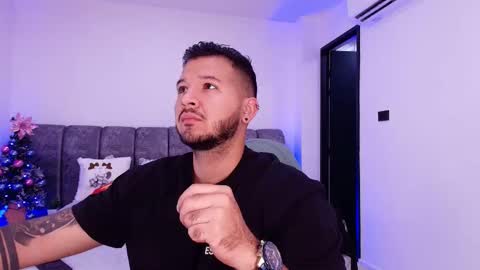 Snapshot of mr_mikee_ chatting on 12/14/25, 03:01 MIKEE online show from 12/14/25, 03:01