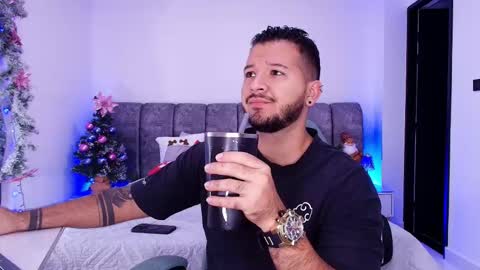 Snapshot of mr_mikee_ chatting on 12/17/25, 03:01 MIKEE online show from 12/17/25, 03:01