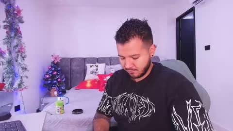Snapshot of mr_mikee_ chatting on 12/18/25, 03:01 MIKEE online show from 12/18/25, 03:01
