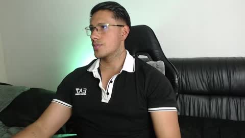 Snapshot of mr_real_aaron chatting on 05/14/26, 05:14 AARON online show from 05/14/26, 05:14