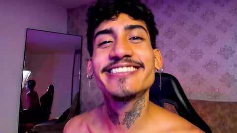 Snapshot of mr_strike chatting on 11/21/25, 03:05 MR online show from 11/21/25, 03:05