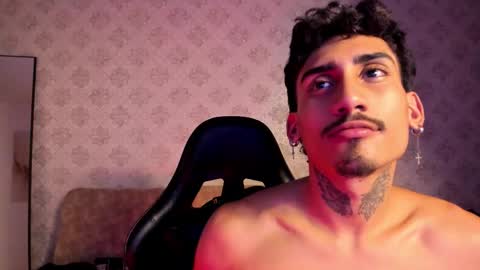 Snapshot of mr_strike chatting on 11/24/25, 12:32 MR online show from 11/24/25, 12:32