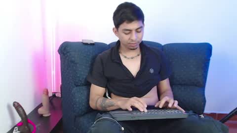 Snapshot of mralpha_latino chatting on 04/25/26, 04:59 Alpha LATINO online show from 04/25/26, 04:59