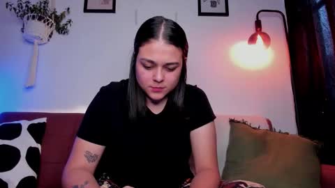 Snapshot of mrbuu_ chatting on 12/17/25, 09:43 Laura online show from 12/17/25, 09:43