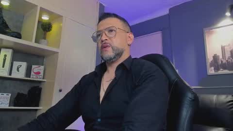 Snapshot of mrfrank_tattoo chatting on 12/01/25, 01:49 MrFrank. online show from 12/01/25, 01:49