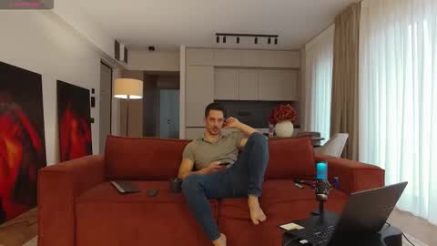 Snapshot of mrgreeneyes01 chatting on 11/11/25, 07:30 juan luis online show from 11/11/25, 07:30