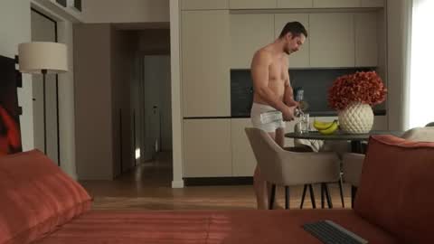 Snapshot of mrgreeneyes01 chatting on 11/17/25, 09:04 juan luis online show from 11/17/25, 09:04