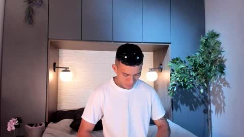 Snapshot of mrjustin_ chatting on 11/17/25, 08:03 mrjustin_ online show from 11/17/25, 08:03