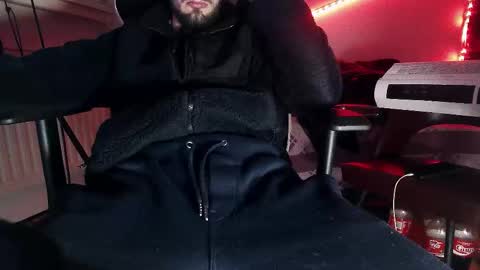 Snapshot of mrrogu3 chatting on 12/18/25, 08:31 MrRogue online show from 12/18/25, 08:31