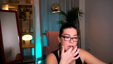 Snapshot of mrsfllowerr chatting on 11/28/25, 06:54 Tamara online show from 11/28/25, 06:54