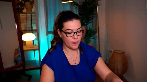 Snapshot of mrsfllowerr chatting on 12/16/25, 05:40 Tamara online show from 12/16/25, 05:40