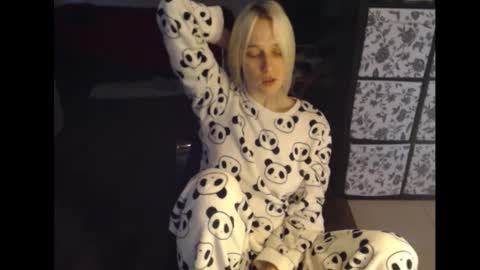 Snapshot of mrsluck chatting on 09/18/25, 04:14 Sasha online show from 09/18/25, 04:14