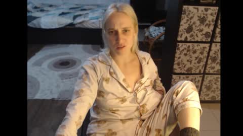 Snapshot of mrsluck chatting on 10/15/25, 07:03 Sasha online show from 10/15/25, 07:03