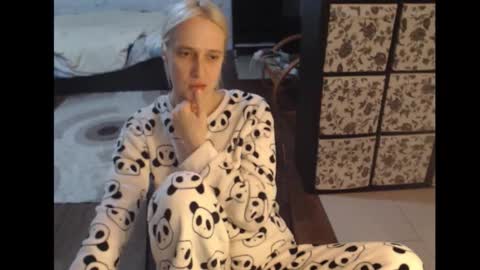 Snapshot of mrsluck chatting on 10/16/25, 04:08 Sasha online show from 10/16/25, 04:08