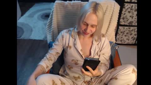 Snapshot of mrsluck chatting on 10/26/25, 06:25 Sasha online show from 10/26/25, 06:25