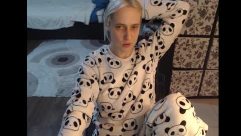 Snapshot of mrsluck chatting on 10/27/25, 06:01 Sasha online show from 10/27/25, 06:01