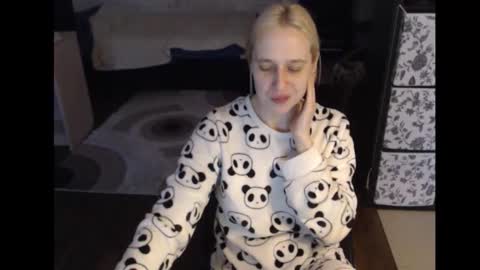 Snapshot of mrsluck chatting on 11/01/25, 06:04 Sasha online show from 11/01/25, 06:04