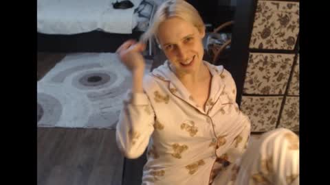 Snapshot of mrsluck chatting on 11/04/25, 01:32 Sasha online show from 11/04/25, 01:32