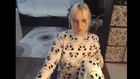 Snapshot of mrsluck chatting on 11/05/25, 02:22 Sasha online show from 11/05/25, 02:22