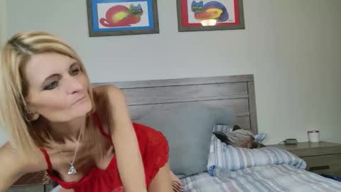 Snapshot of mrswadsworthy chatting on 02/26/26, 01:43 Marie Wadsworthy Wife Marie XXX online show from 02/26/26, 01:43