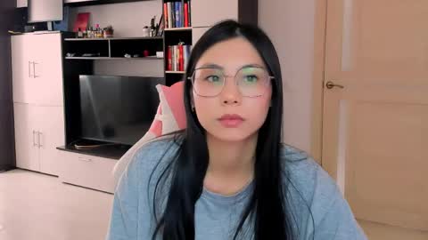 Snapshot of ms_emily_ chatting on 05/18/26, 12:33 ms_emily_ online show from 05/18/26, 12:33