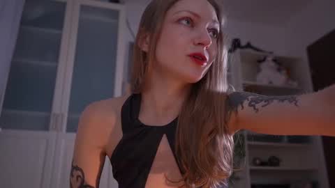 Snapshot of ms_lorelei chatting on 11/08/25, 08:07 Lore online show from 11/08/25, 08:07