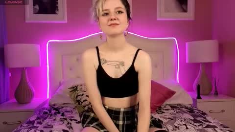 Lina  Help me to reach 100 thumbs up  online show from 11/23/25, 01:22