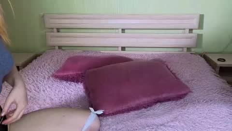 Mia online show from 10/19/25, 10:05