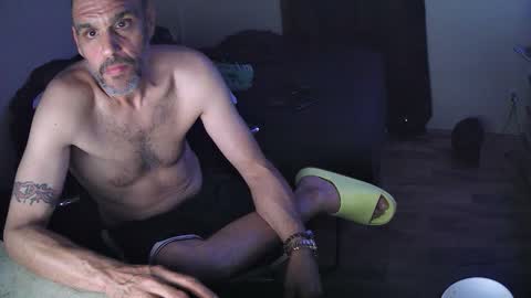 Snapshot of muffdiver718 chatting on 05/19/26, 01:56 Muffdiver online show from 05/19/26, 01:56