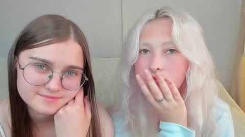 Snapshot of muffin_mia chatting on 07/30/26, 12:04 Mia online show from 07/30/26, 12:04