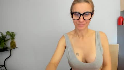 LOVELY JULIA  Peter DAY online show from 12/09/24, 10:54