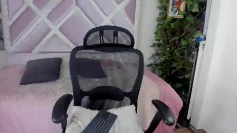 Snapshot of muriell_69 chatting on 06/04/26, 06:36 muriell_69 online show from 06/04/26, 06:36