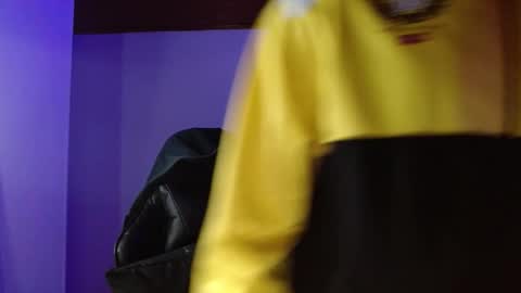 Snapshot of muscle_cock32 chatting on 11/17/25, 11:27 David Big online show from 11/17/25, 11:27