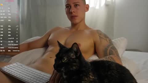 Snapshot of muscle_king_cum chatting on 12/16/25, 02:11 muscle_king_cum online show from 12/16/25, 02:11