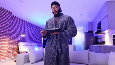 Snapshot of muscle_man19 chatting on 11/05/25, 11:10 Nick online show from 11/05/25, 11:10