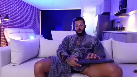 Snapshot of muscle_man19 chatting on 11/07/25, 11:32 Nick online show from 11/07/25, 11:32