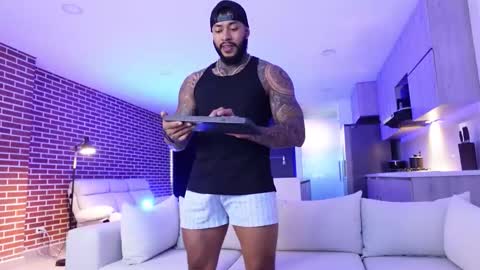 Snapshot of muscle_man19 chatting on 11/25/25, 12:21 Nick online show from 11/25/25, 12:21