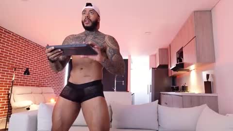 Snapshot of muscle_man19 chatting on 11/28/25, 01:25 Nick online show from 11/28/25, 01:25