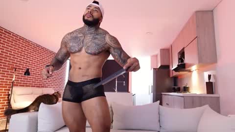 Snapshot of muscle_man19 chatting on 11/29/25, 01:30 Nick online show from 11/29/25, 01:30