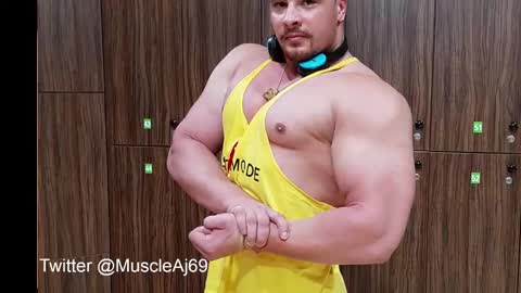 Snapshot of muscleaj69 chatting on 12/22/24, 06:37 AJ online show from 12/22/24, 06:37