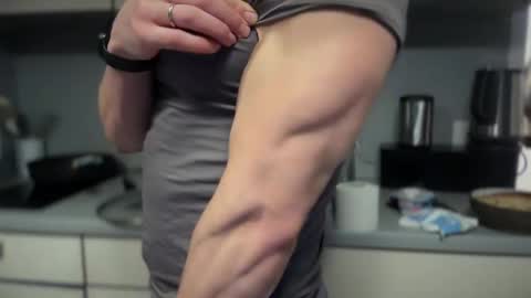 musclehair3 online show from 12/18/24, 07:41