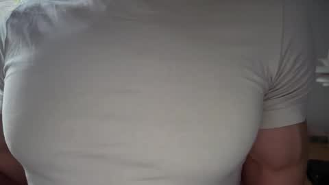 Snapshot of musclehair3 chatting on 10/28/25, 10:41 musclehair3 online show from 10/28/25, 10:41