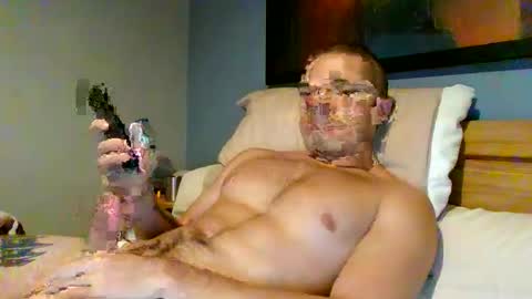Snapshot of muscleshow00 chatting on 12/19/25, 07:37 muscleshow00 online show from 12/19/25, 07:37