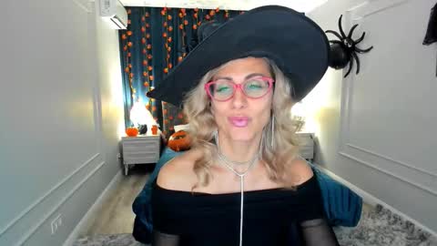 Snapshot of museofstage chatting on 10/31/25, 11:55 Diana online show from 10/31/25, 11:55