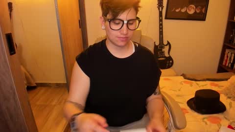 Snapshot of musicayluna chatting on 11/07/25, 12:43 VALENTINA Luna online show from 11/07/25, 12:43