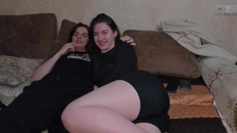 Snapshot of muuur_fam chatting on 11/19/25, 05:57 HEY online show from 11/19/25, 05:57