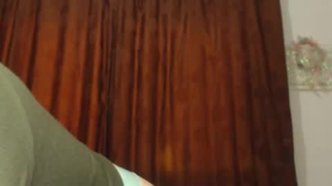     sara      i know you love me xoxox     online show from 09/24/25, 12:52