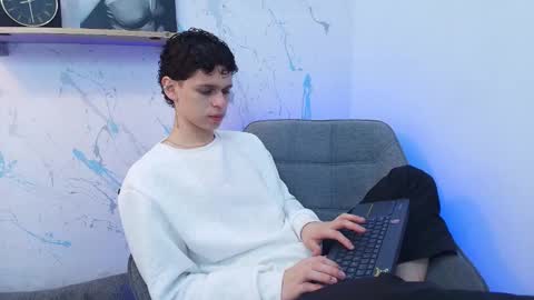 Snapshot of mykelcano chatting on 11/05/25, 02:39 Mykel online show from 11/05/25, 02:39