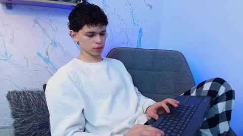 Snapshot of mykelcano chatting on 12/04/25, 03:21 Mykel online show from 12/04/25, 03:21