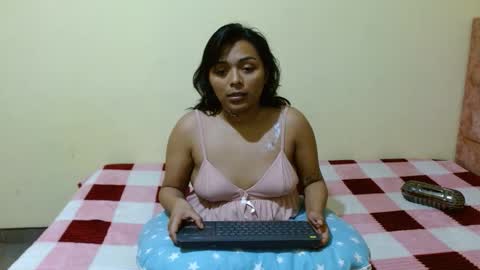Snapshot of mylu_m chatting on 11/30/25, 05:22 mylu_m online show from 11/30/25, 05:22